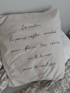 phrase floquée sur taie d'oreiller